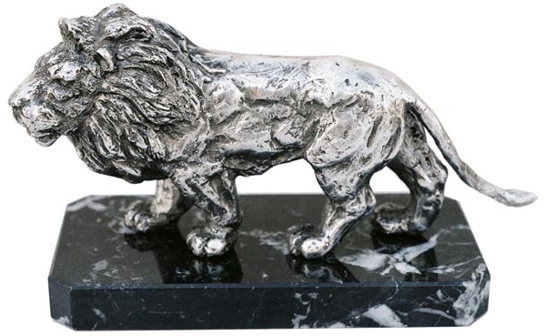 Statuette - lion sur socle en marbre, gris et noir, étain / Britannia Metal et Marbre, cm 14x7x11