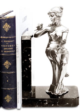 Bookend - sitting woman holding a bouquet of flowers, grey and black, Pewter / Britannia Metal and Marble, cm 11,5 x 8 x 20 right