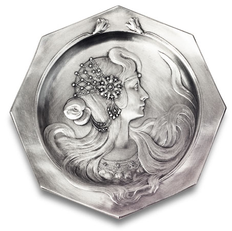 Assiette murale - belle jeune femme de portrait avec des cheveux de vol, gris, étain / Britannia Metal, cm Ø 23