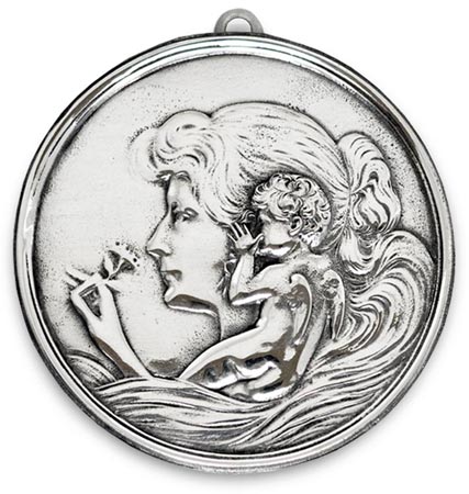 Placchetta decorativa - putto sussurra all'orecchio di una fanciulla, grigio, Metallo (Peltro) / Britannia Metal, cm 10,5